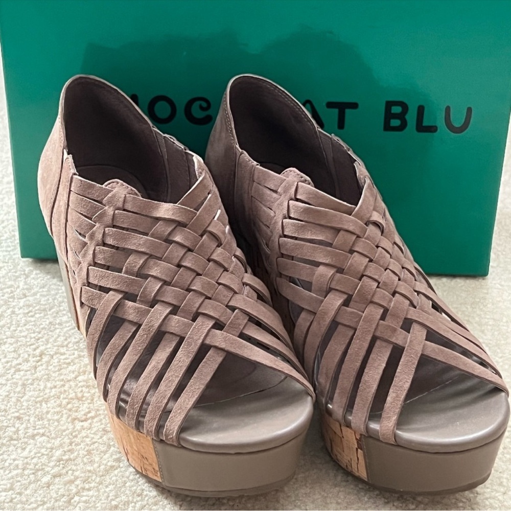 Chocolat Blu Brown Wedge Sandals with Woven Design SZ 8